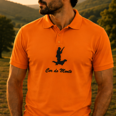 Polo cor-de-laranja com logotipo grande Cor do Monte