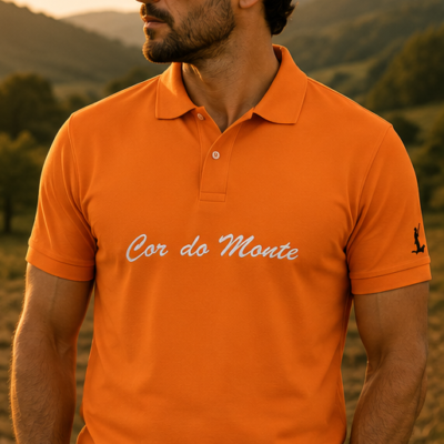 Polo naranja con Cor do Monte en el pecho