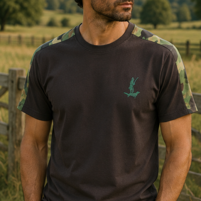 Camiseta marrón con logo verde en el pecho