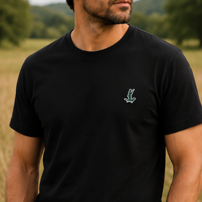 T-shirt em preto com patch Cor do Monte no peito