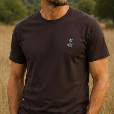 T-shirt em castanho com patch Cor do Monte no peito