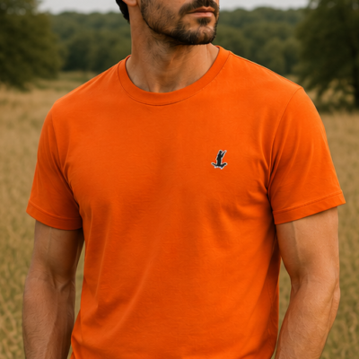 T-shirt cor de laranja com patch Cor do Monte no peito