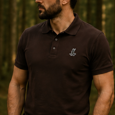 Polo castanho com patch Cor do Monte no peito