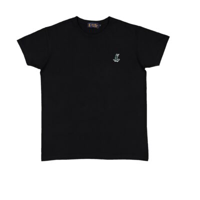 T-shirt em preto com patch Cor do Monte no peito